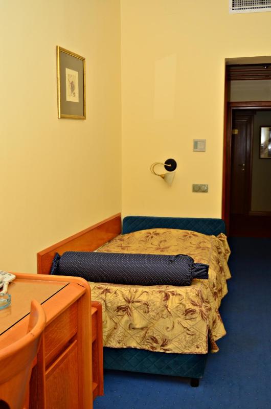 Twin Room image 3