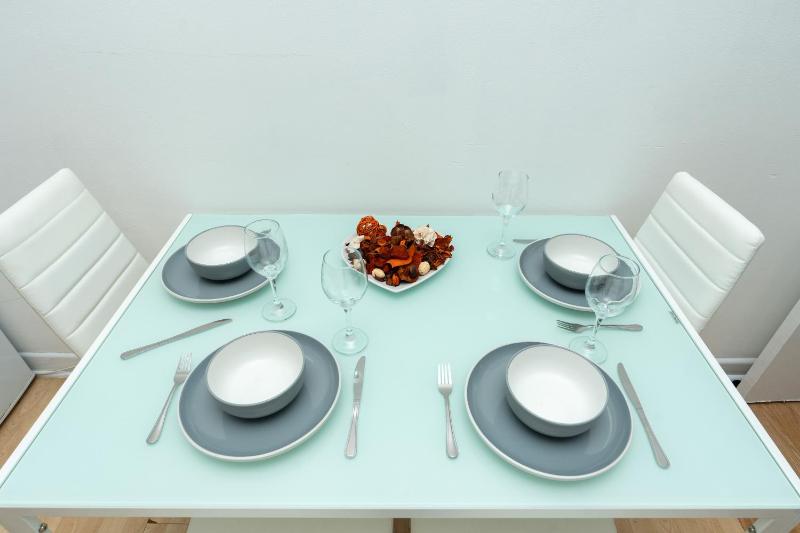 Open Mind Property - 9 Guests 5 Beds & Free Parking - image 3