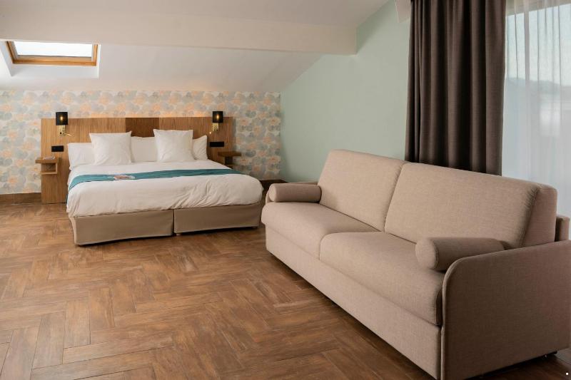 Junior King Suite image 1