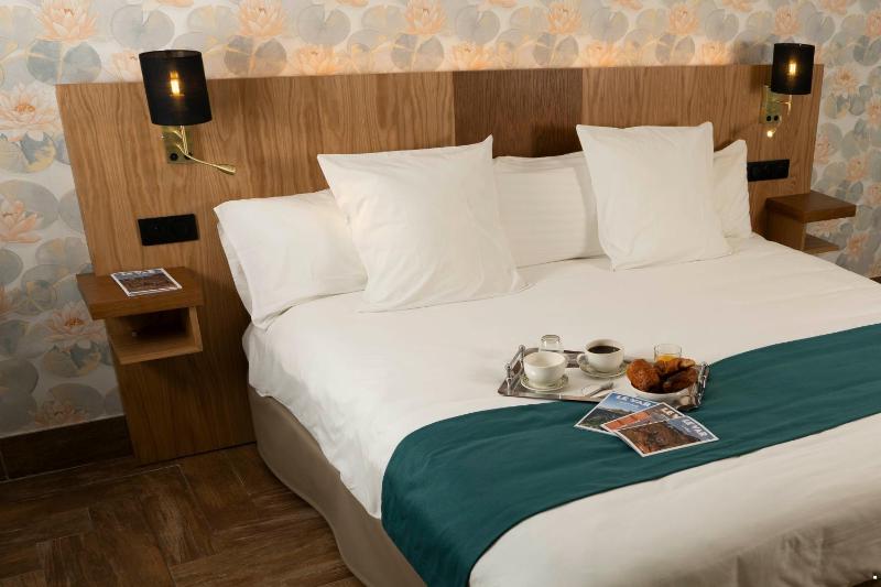 Superior King Room image 3