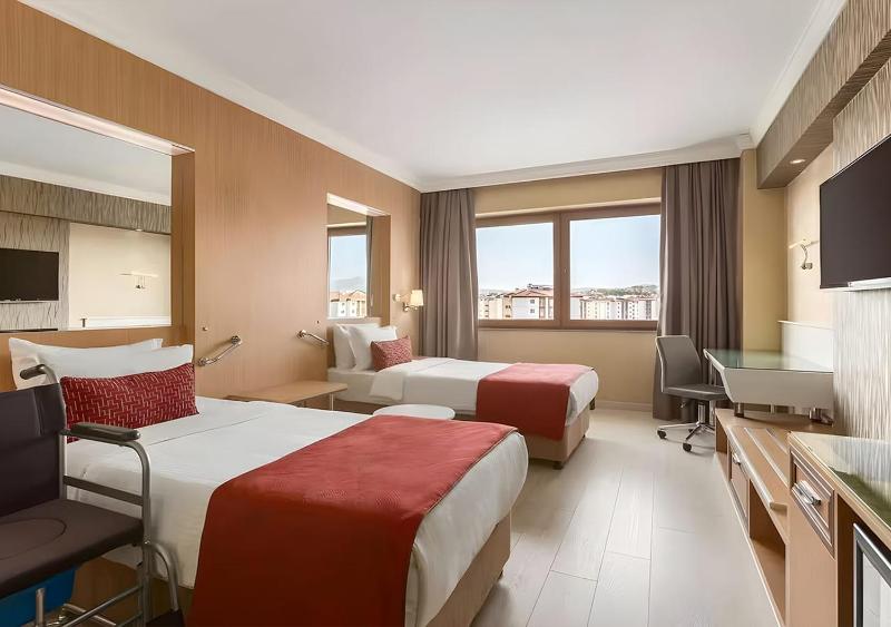 Standard Twin Room - Mobility Accessible image 2