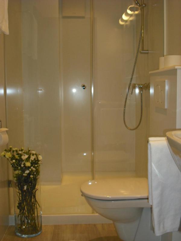 Standard Double Room image 4