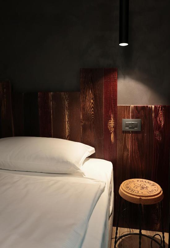 Single Room image 4