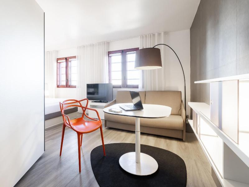 Superior Suite with a Double Bed and a Sofa Bed image 2