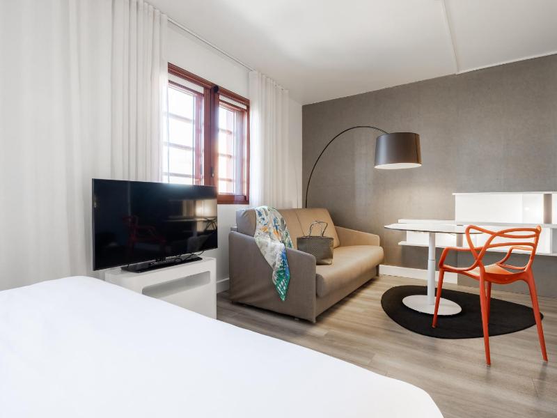 Superior Suite with a Double Bed and a Sofa Bed image 4