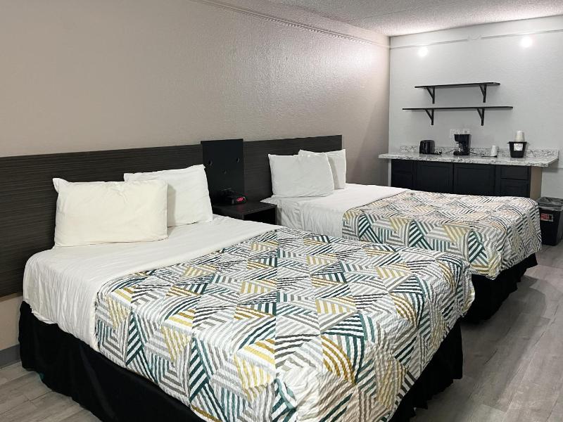 Queen Room with Two Queen Beds - Non-Smoking image 2