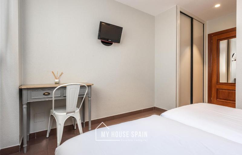 Twin Room image 4