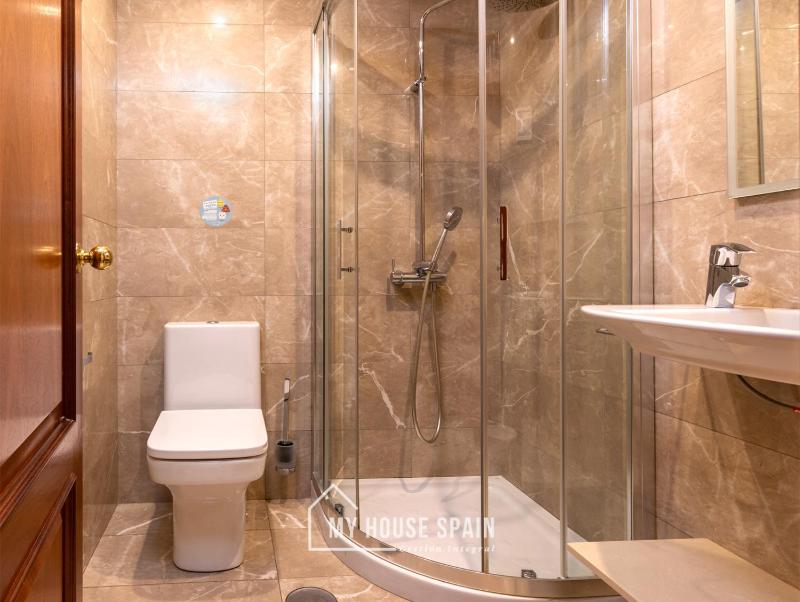 Triple Room with Private Bathroom image 4