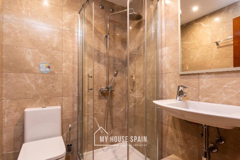 Triple Room with Private Bathroom image 3