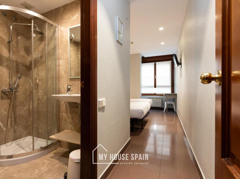 Triple Room with Private Bathroom image 2