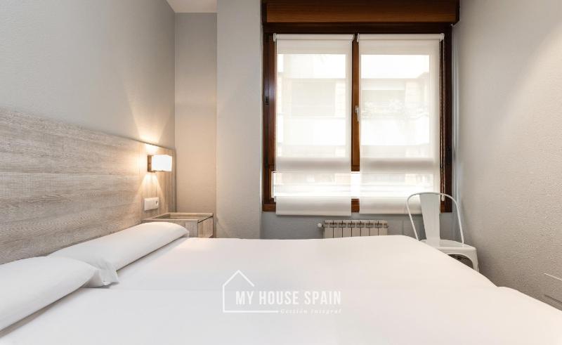 Twin Room with Private Bathroom image 1