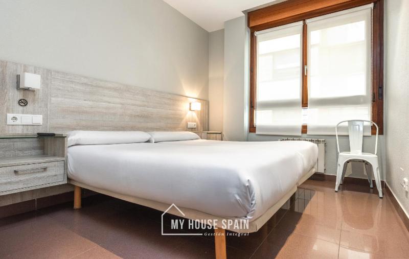 Twin Room with Private Bathroom image 4