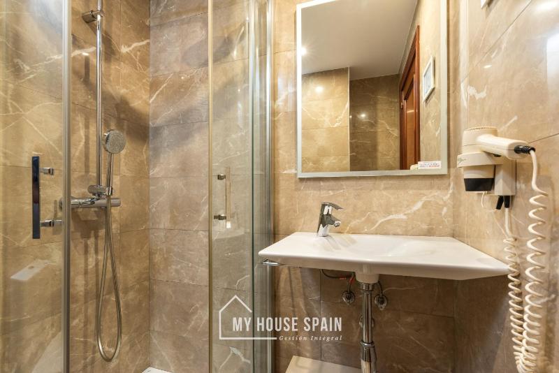 Twin Room with Private Bathroom image 3