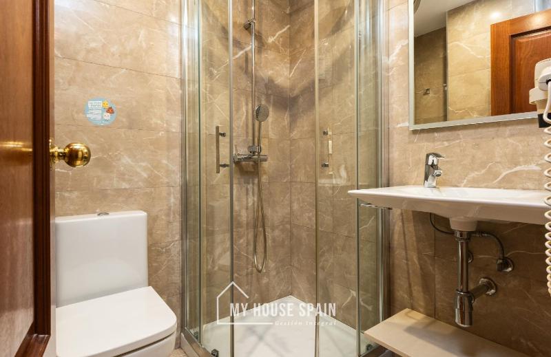 Twin Room with Private Bathroom image 2