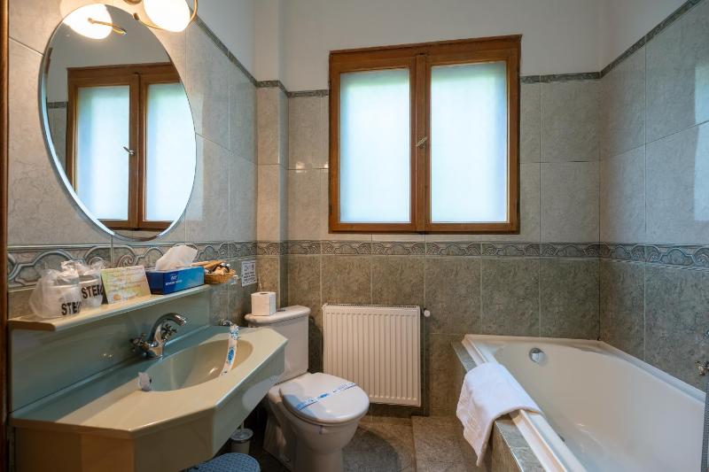 Superior Double Room upper floors no elevator image 3