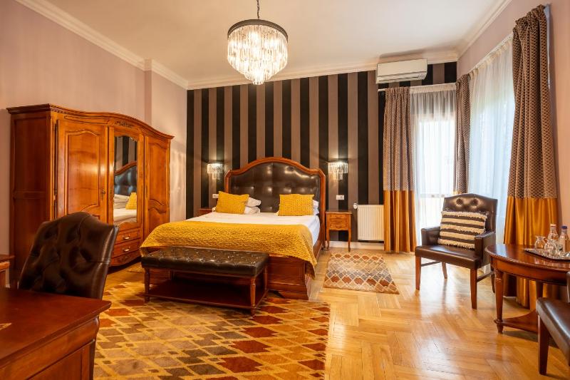 Superior Double Room upper floors no elevator image 4