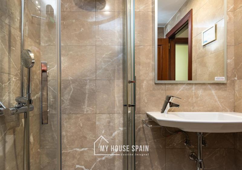 Twin Room with Private Bathroom image 4