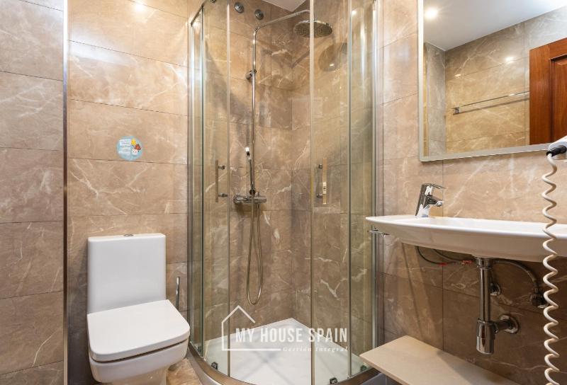 Twin Room with Private Bathroom image 3