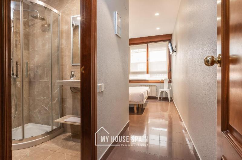 Twin Room with Private Bathroom image 2