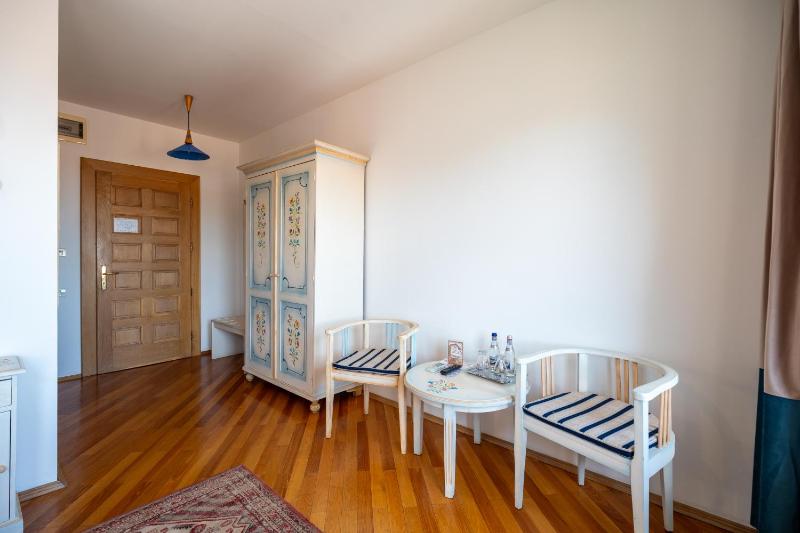 Standard Double Room upper floors no elevator image 4