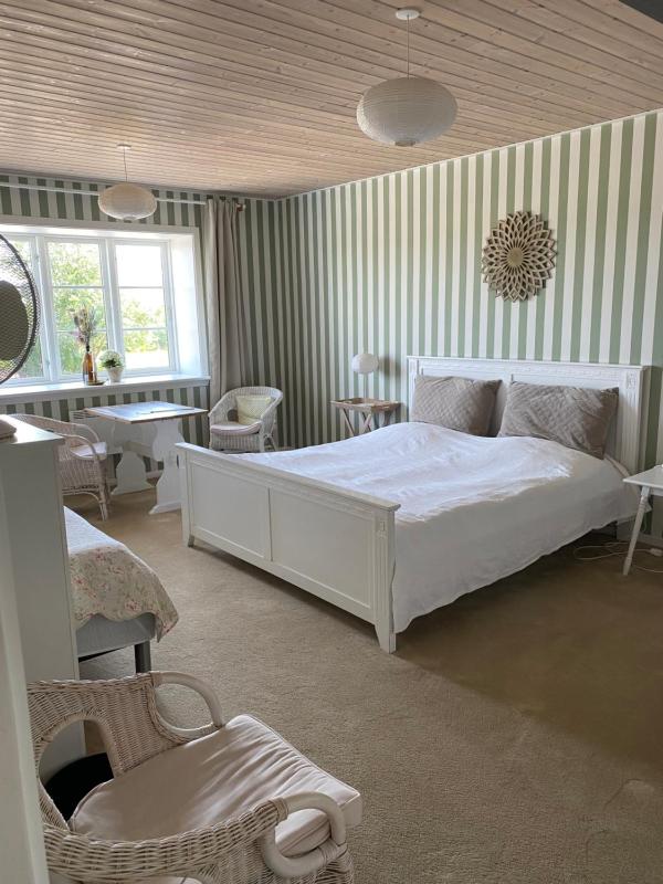 Classic Quadruple Room with Private External Bathroom image 3