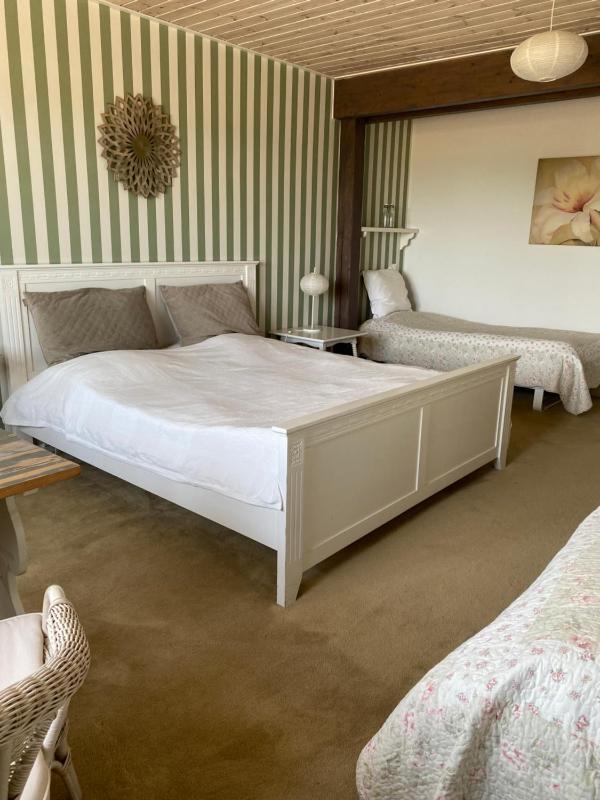 Classic Quadruple Room with Private External Bathroom image 2