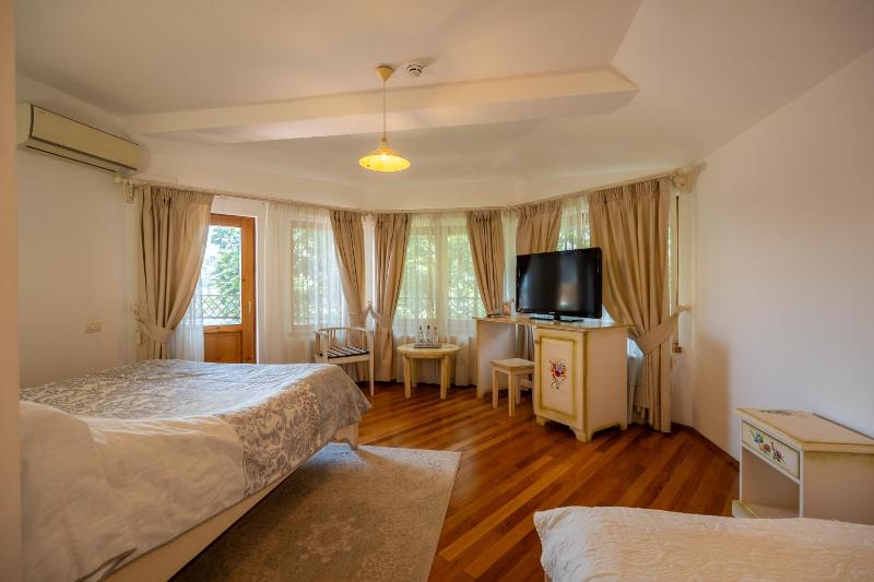Standard Triple Room upper floors no elevator image 1