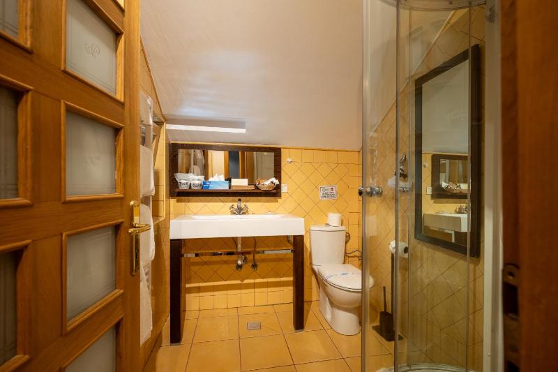Standard Triple Room upper floors no elevator image 4