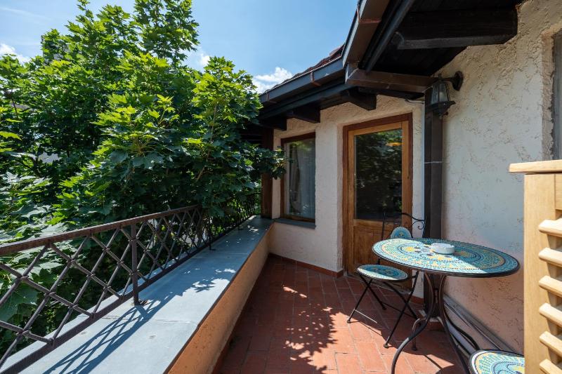 Standard Triple Room upper floors no elevator image 3