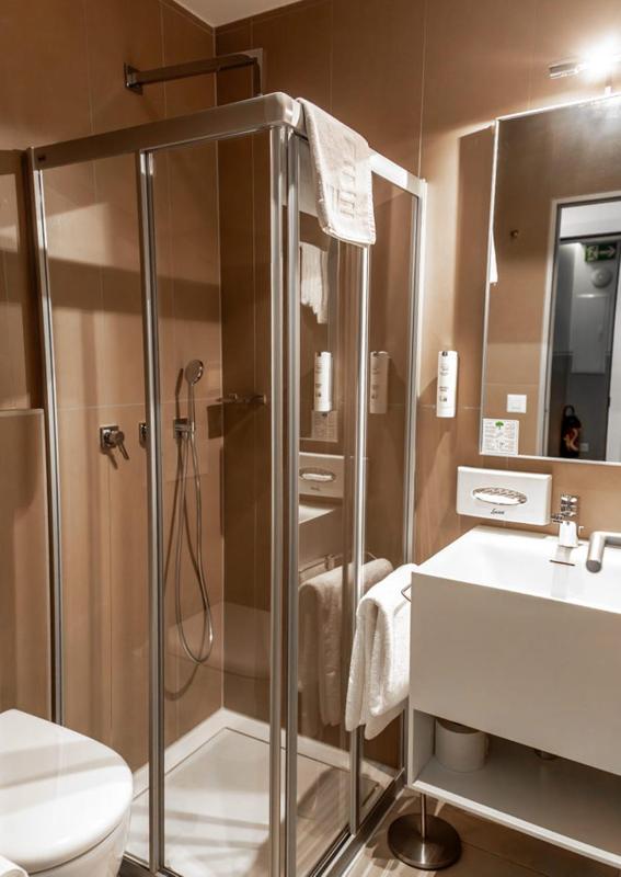 Junior Suite Partial Lake View image 2