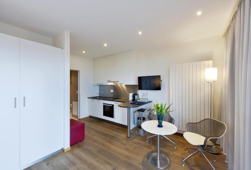 Junior Suite Partial Lake View image 3