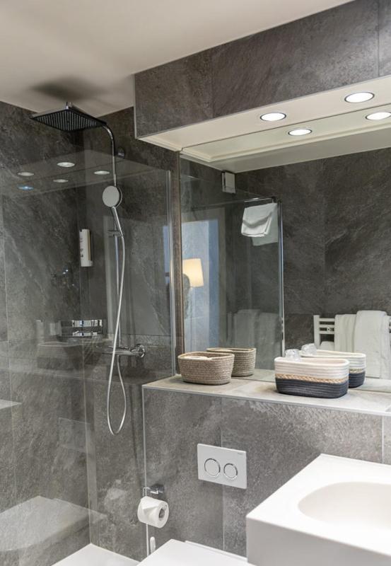 Superior Double Room with Lake View image 2