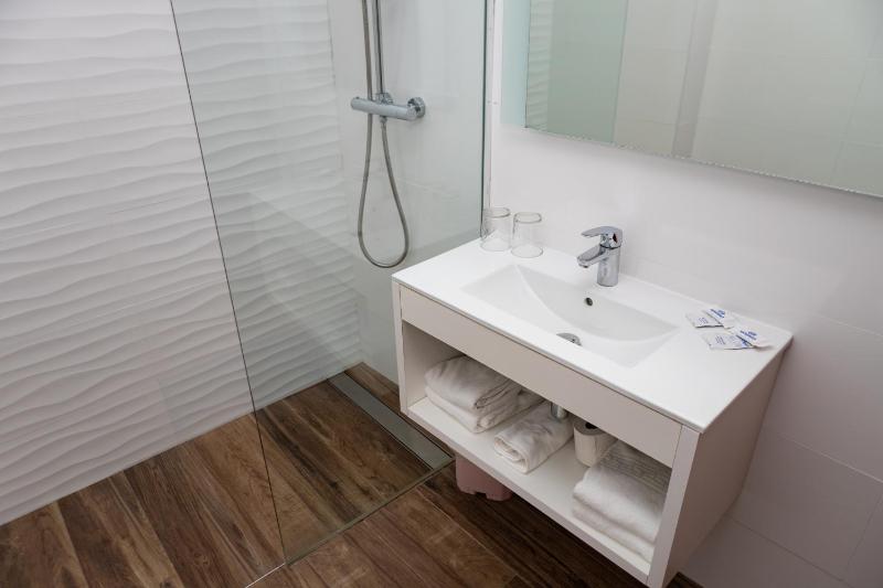 Triple Room with Front Sea View image 3