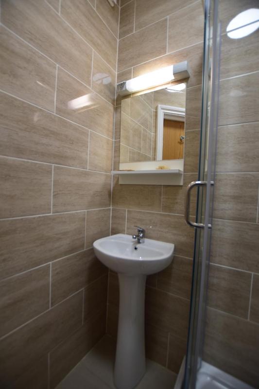 Single Room with Shared Bathroom image 3
