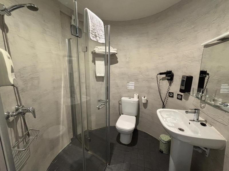 Single Room with Private Bathroom image 4