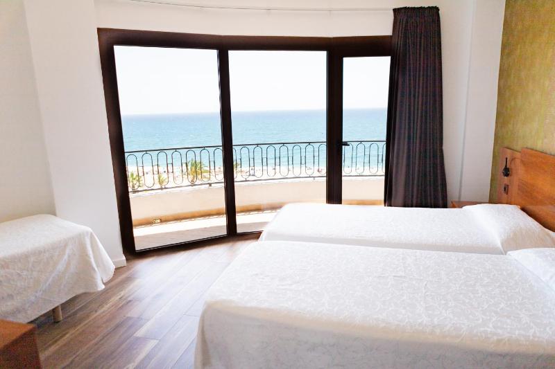 Double or Twin Room with Front Sea View image 4