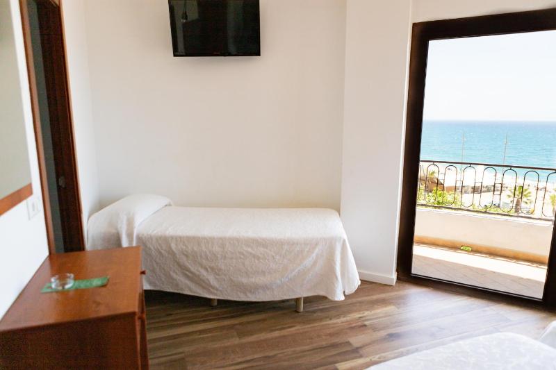 Triple Room with Front Sea View image 2