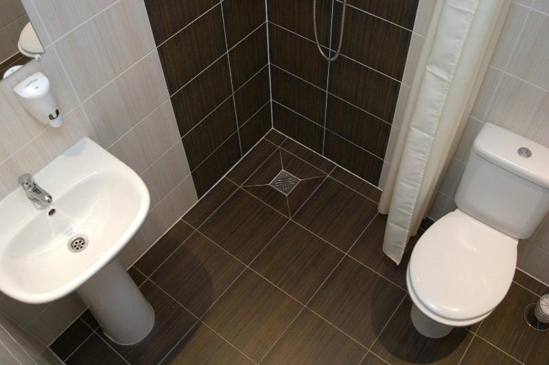 Standard Twin Room image 4