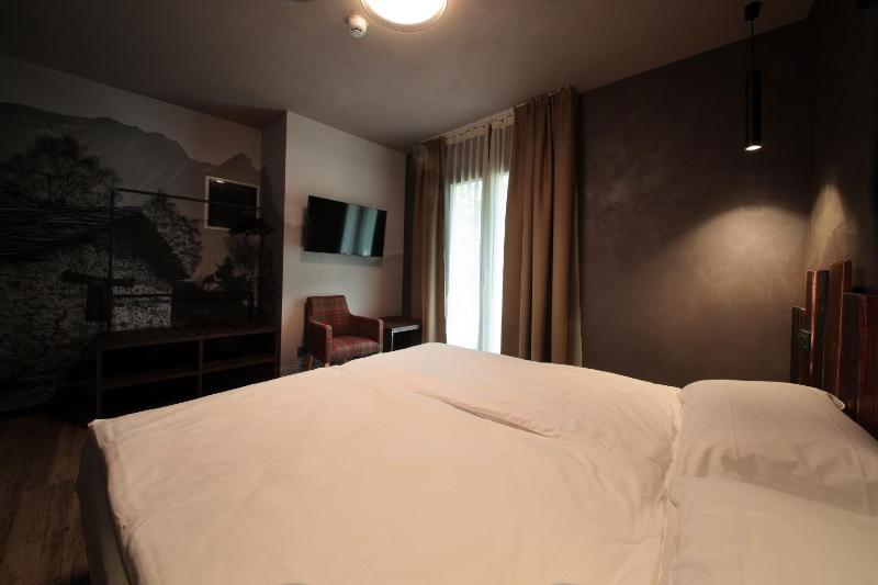 Double or Twin Room with Balcony image 4