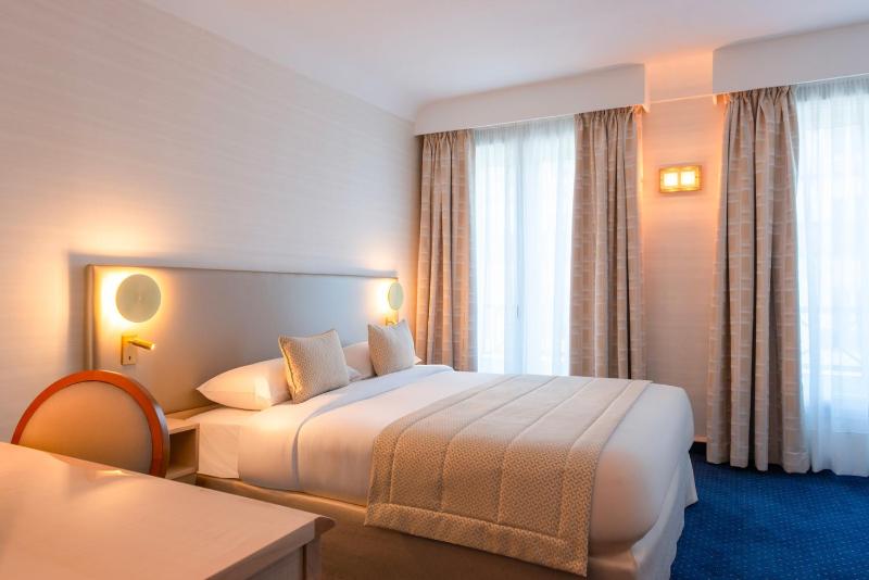 Standard Queen Room image 4