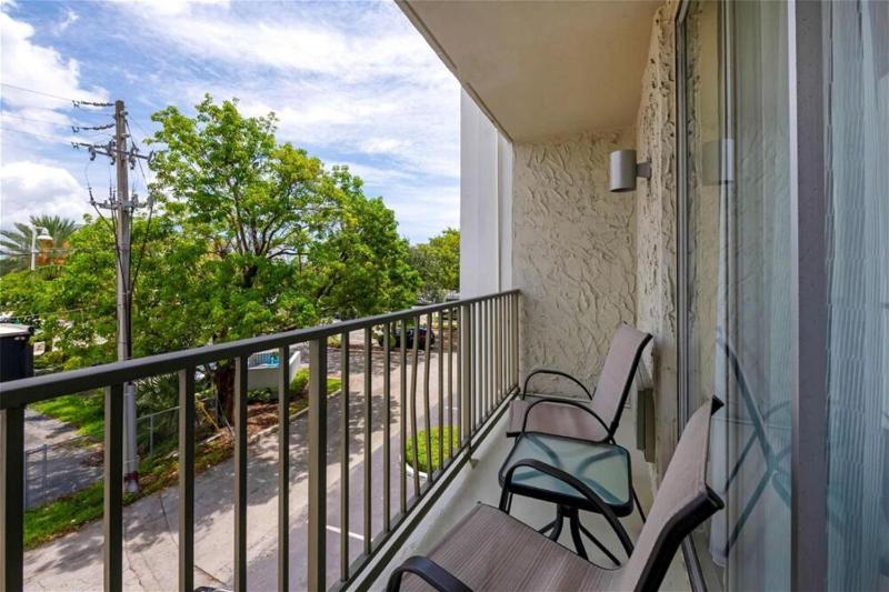 King Room with Balcony - Non-Smoking image 3