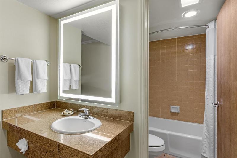 Queen Room with Two Queen Beds with Red Rock View with Balcony - Non smoking image 2