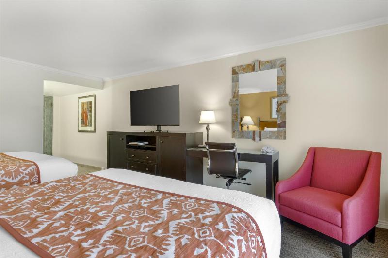 Queen Room with Two Queen Beds with Balcony - Non smoking image 3