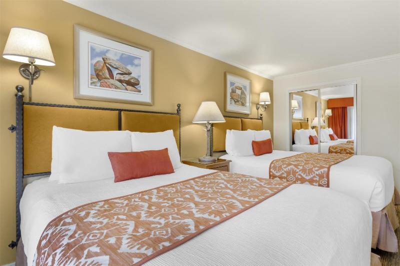 Queen Room with Two Queen Beds with Balcony - Non smoking image 4