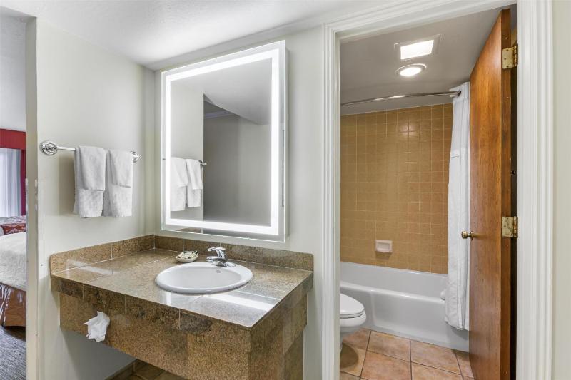 Queen Room with Two Queen Beds with Balcony - Non smoking image 2