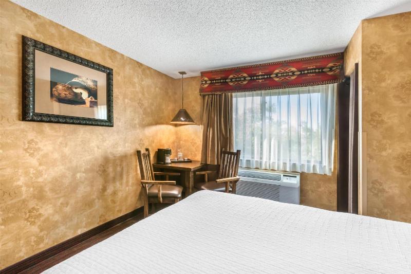 Queen Room with Two Queen Beds - Non-Smoking image 3