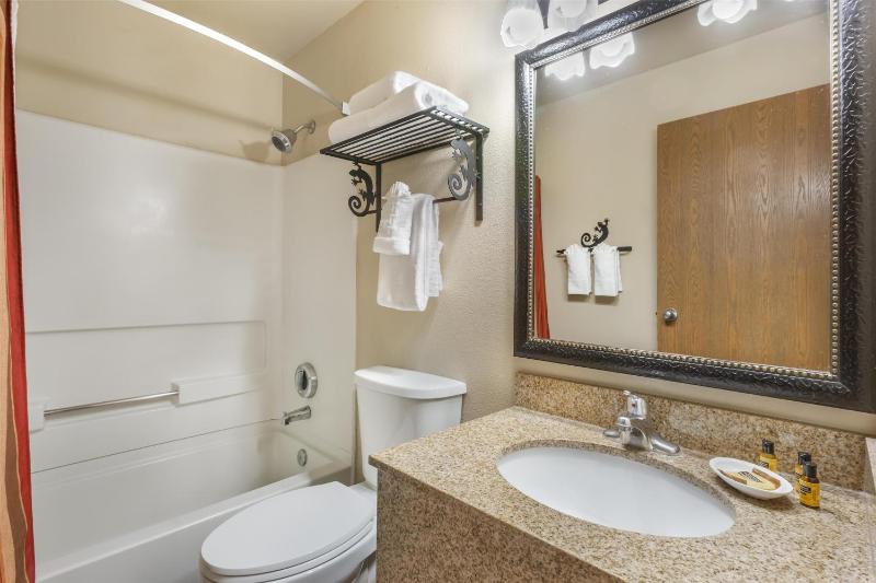 Queen Room with Two Queen Beds - Non-Smoking image 4