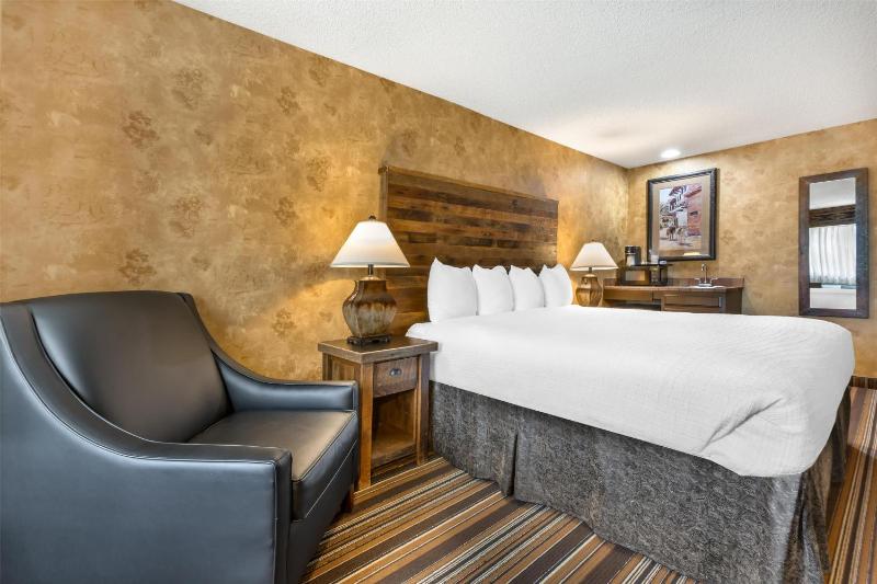 Deluxe King Room - Non-Smoking image 4