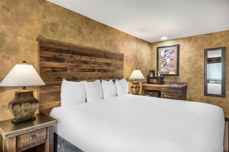 Deluxe King Room - Non-Smoking image 3