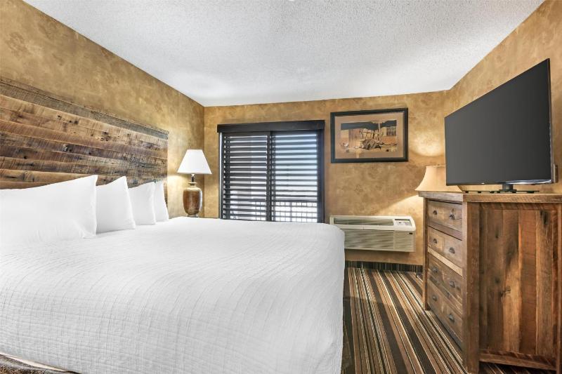 King Suite - Non-Smoking image 3